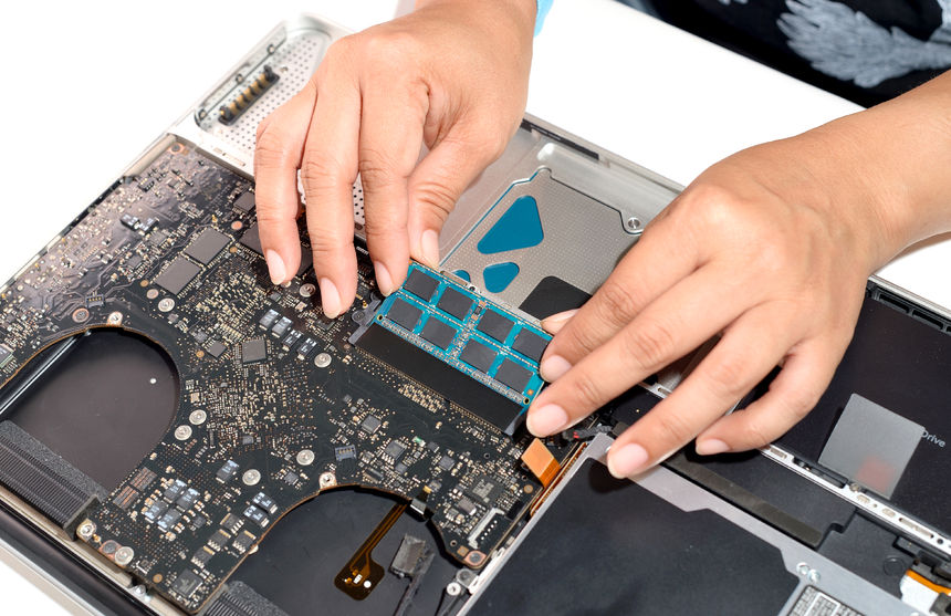 66466805 - technician install upgrade memory for laptop computer 66466805 - technician install upgrade memory for laptop computer